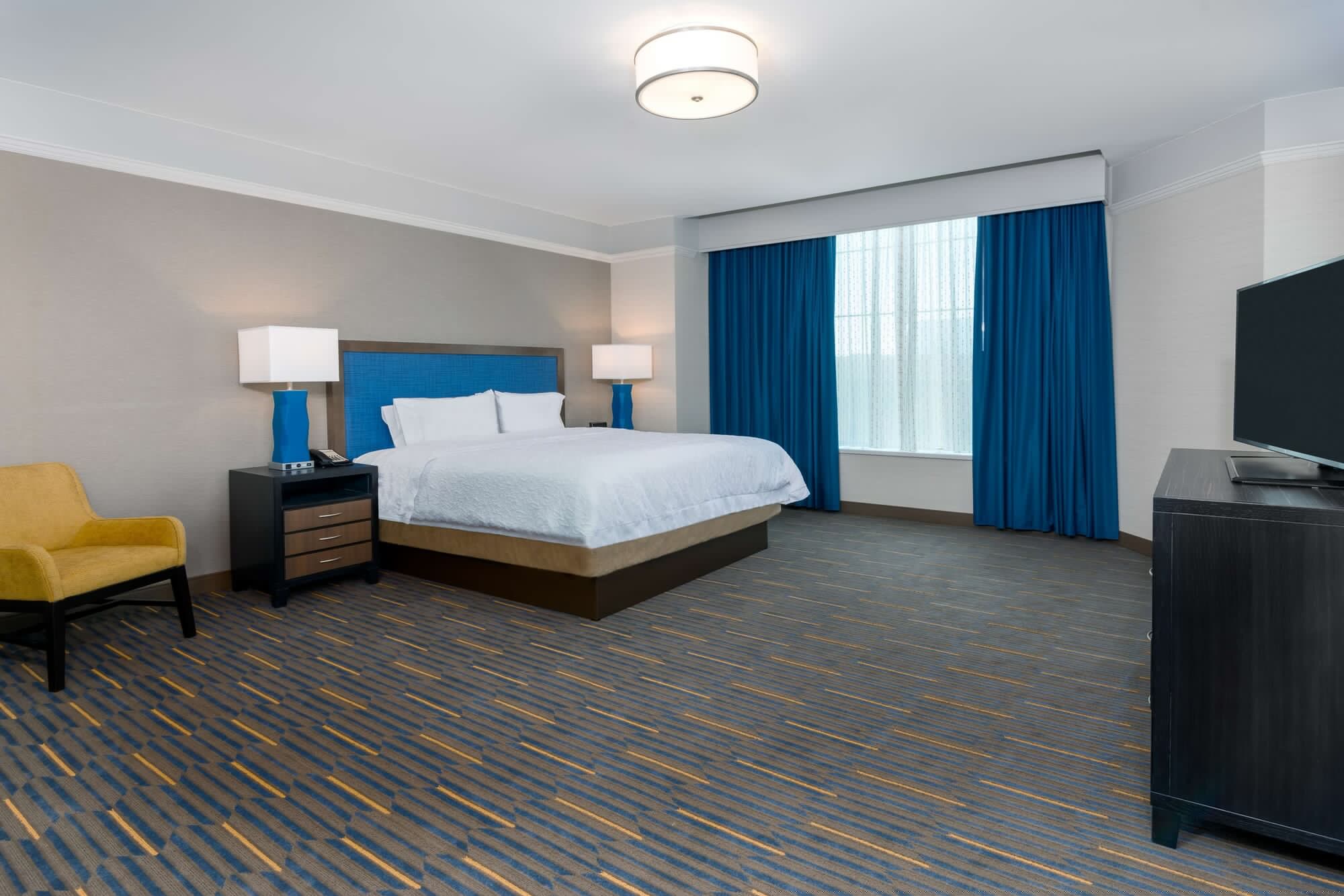 Suite, King Bed, Kitchen