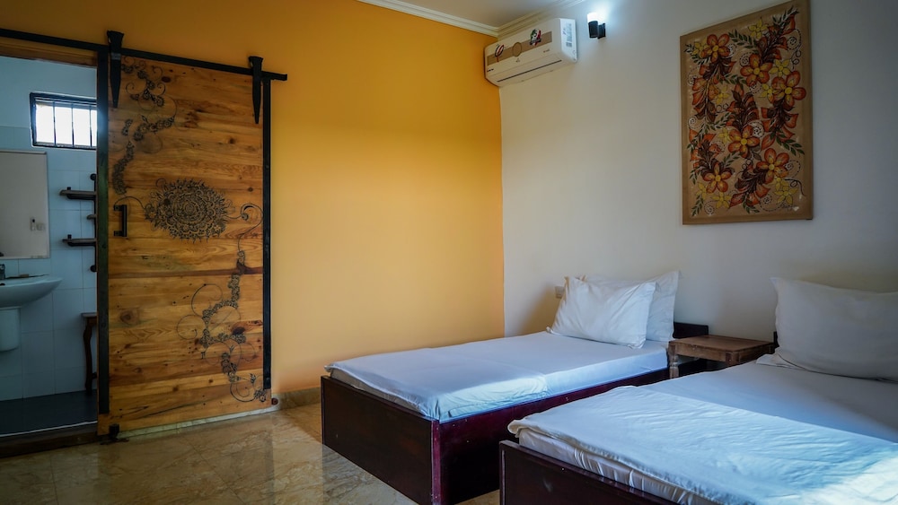 ROOM, TWIN BEDS