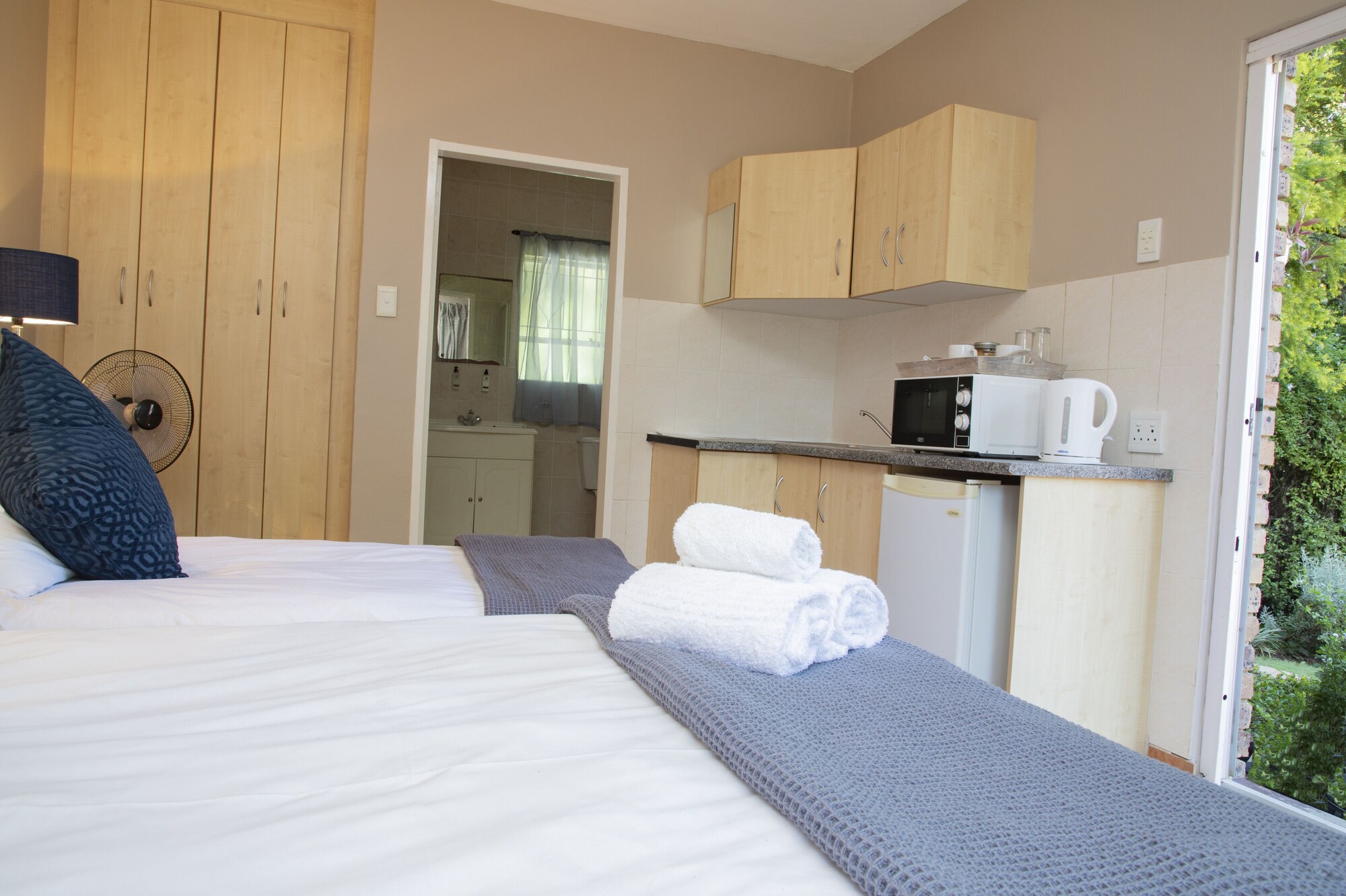Flamingo, Cottage, 1 Double and 1 Single Bed