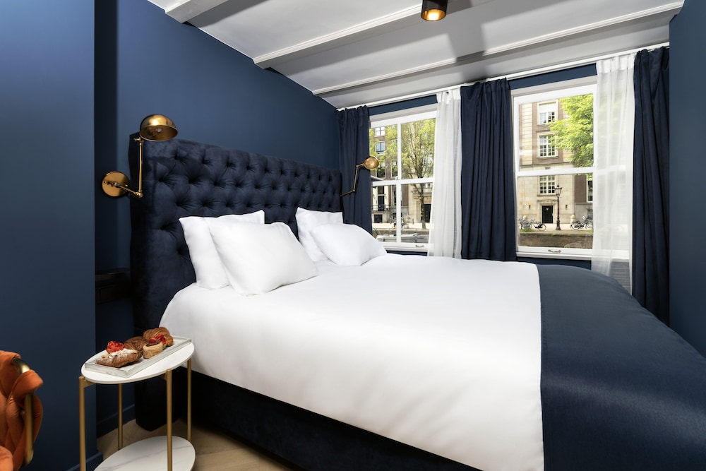 SIGNATURE, SUITE, KING BED, CANAL VIEW
