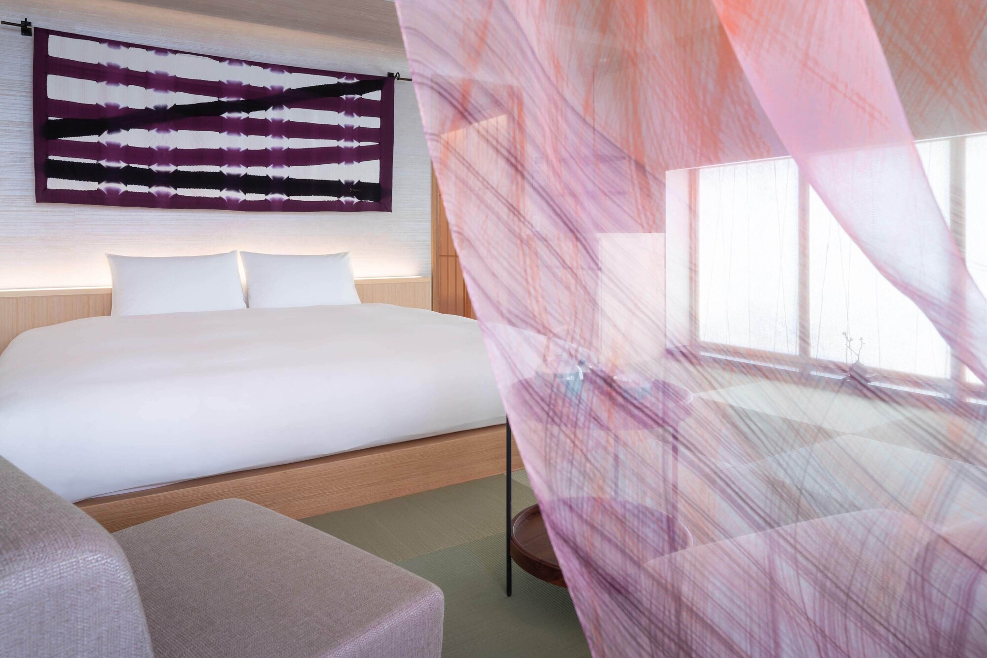 DELUXE, KING BED
