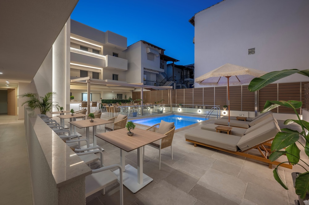 Sandy Seaside Suites 42/66