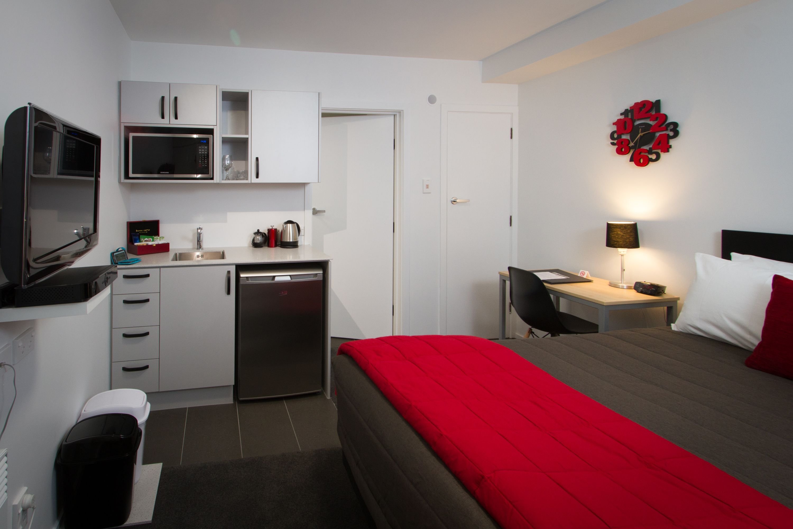COMPACT, STUDIO