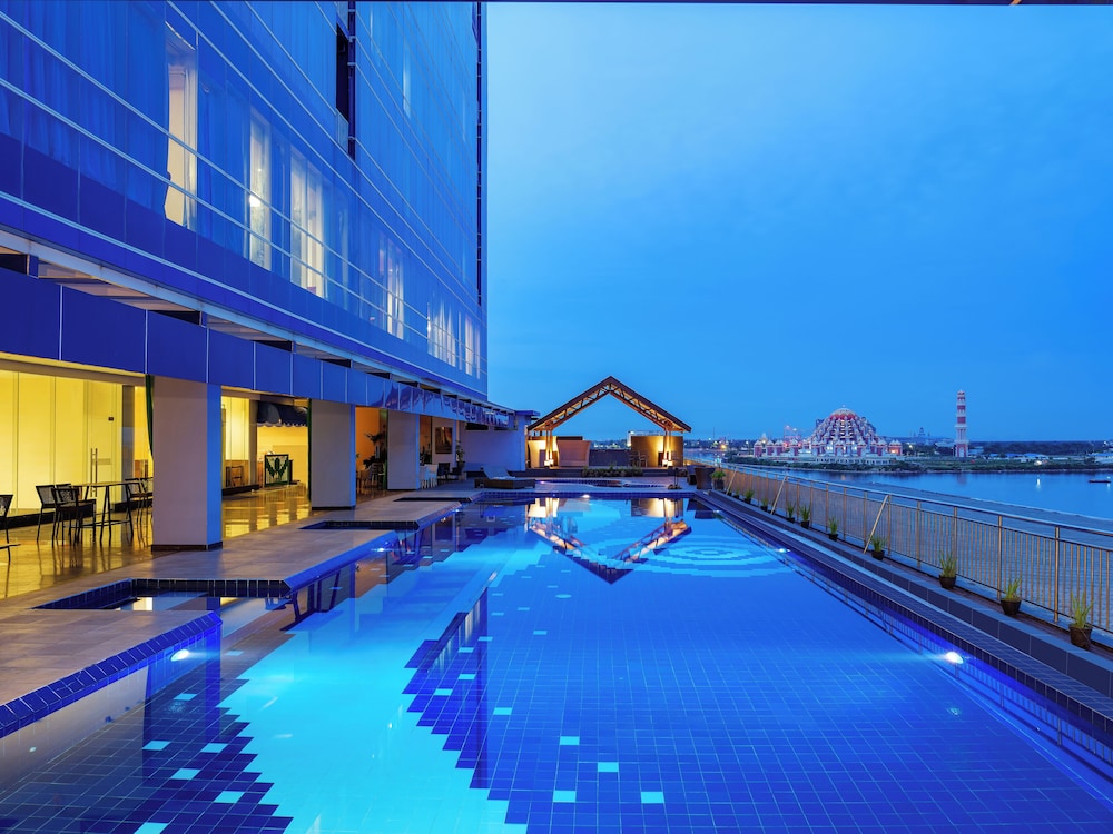 Swiss-Belhotel Waterfront Makassar 25/50