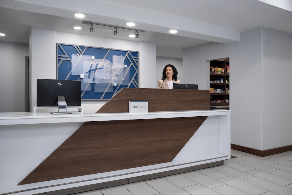 Holiday Inn Express Suites Alexandria Fort Belvoir 7/73