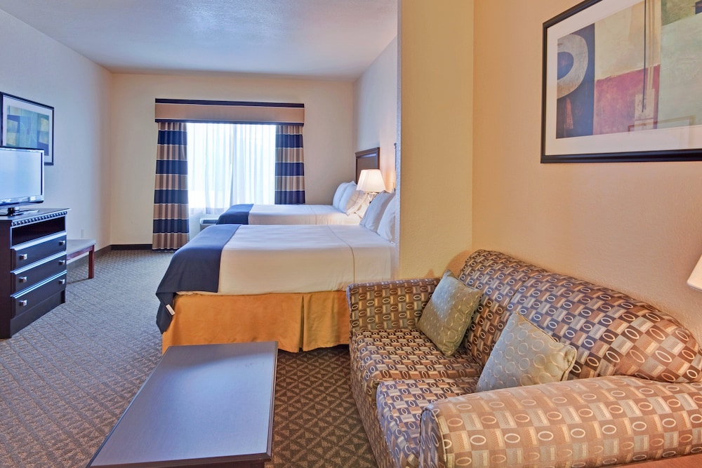 Holiday Inn Express Delano Hwy 99 21/49