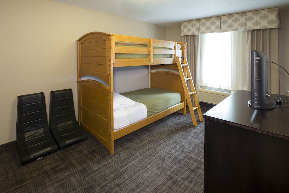 Holiday Inn Express Suites St Joseph 53/69