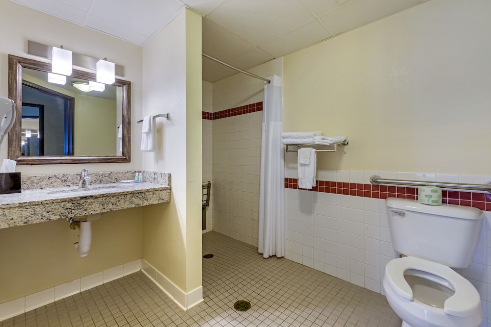 Quality Inn Oshkosh Aviation Park 20/35