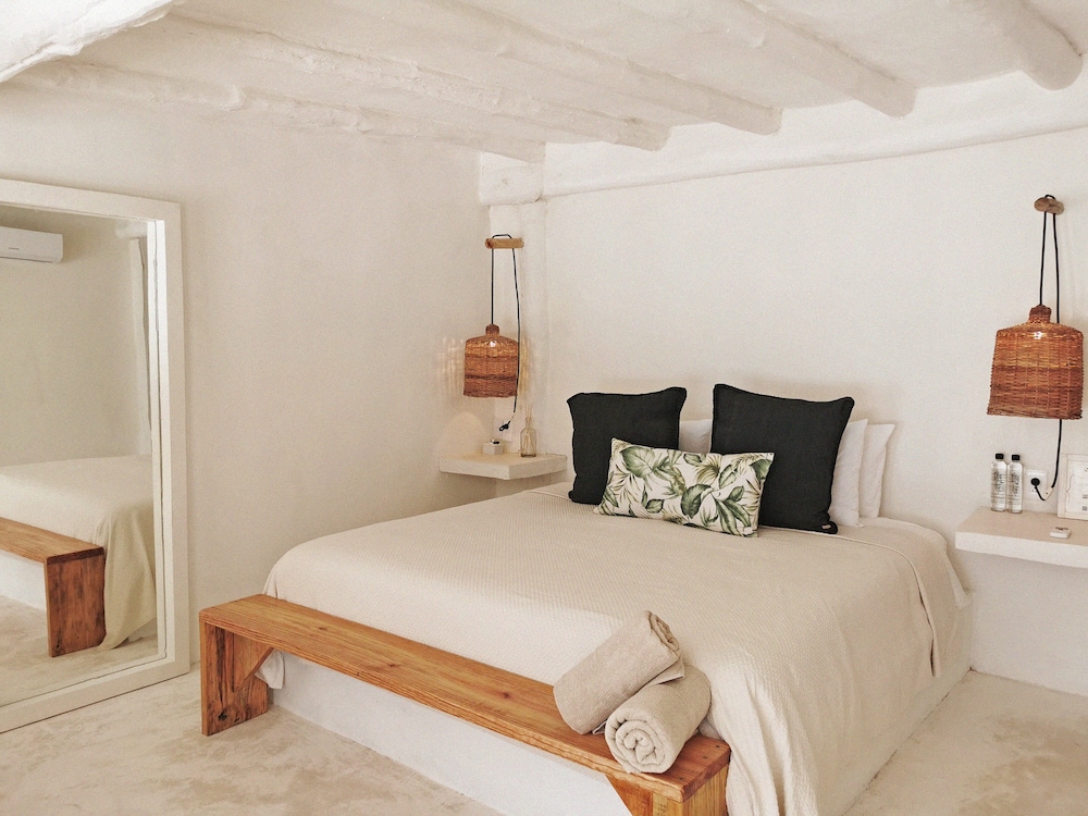 DESIGN, KING BED, PARTIAL OCEAN VIEW