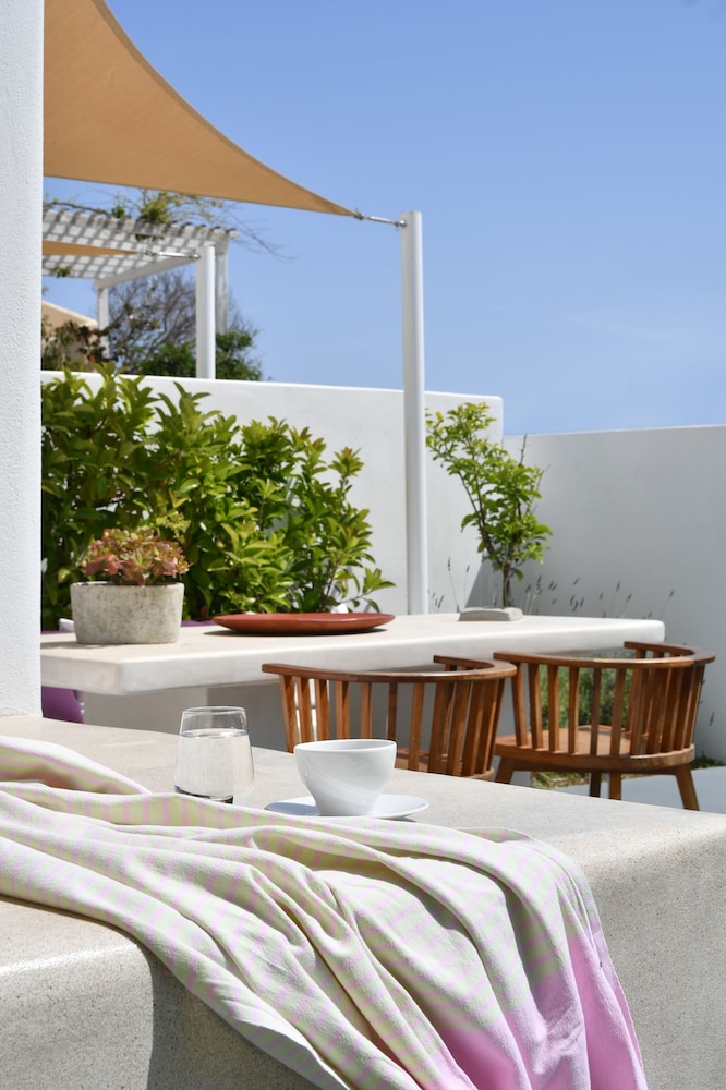 Thiro Villas Santorini 8/27