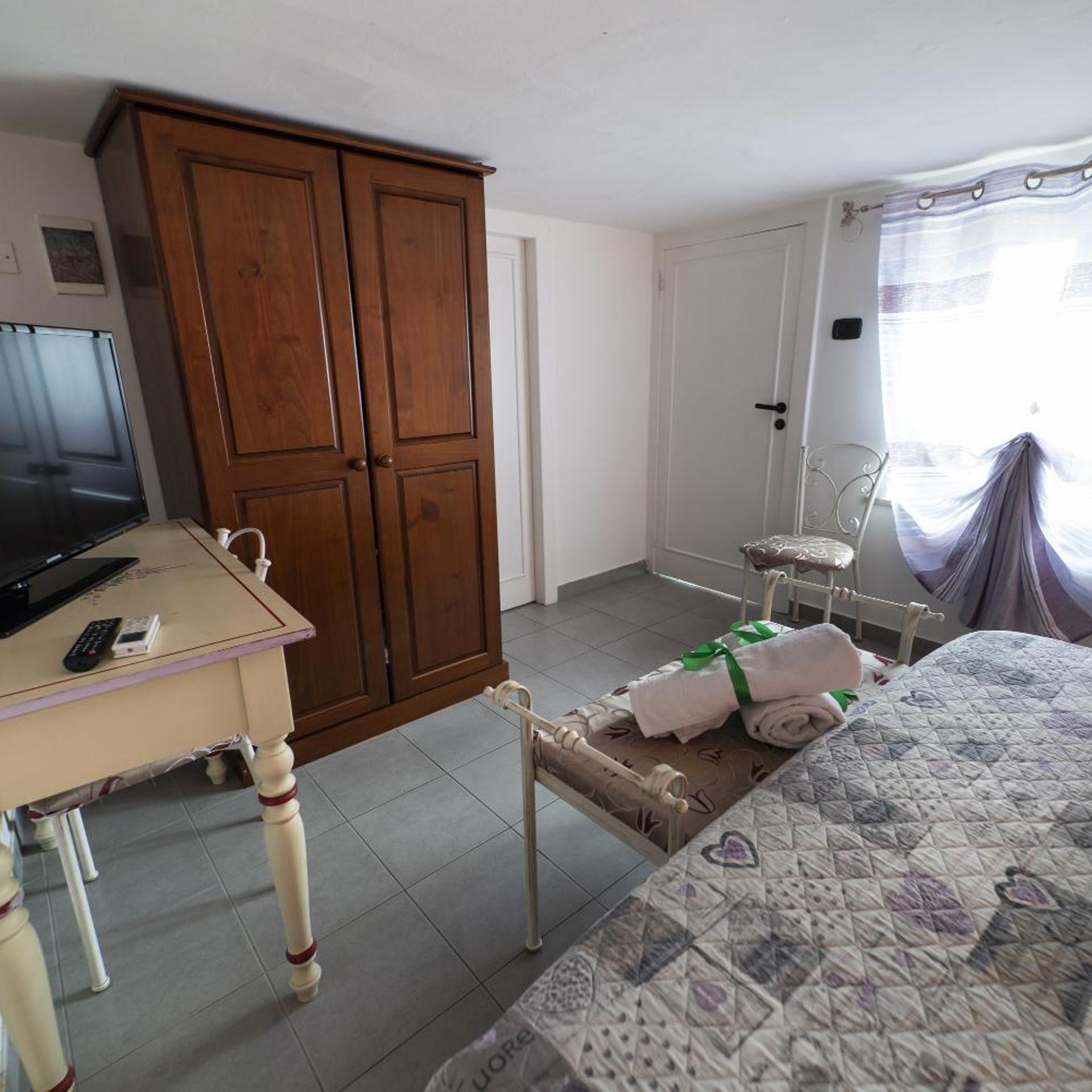 Studio, Attic, Garibaldi 78 4/6