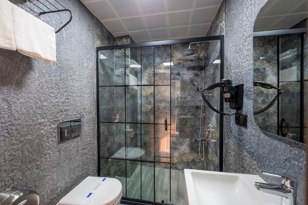 Luxury Airport Hotel 45/48