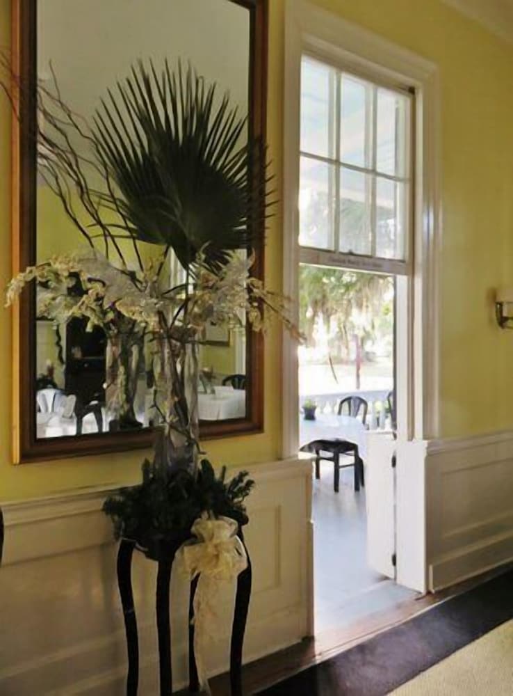 Rhett House Inn 8/50