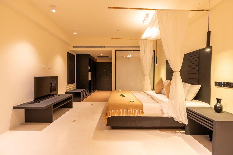 Maya Pool, King Bed