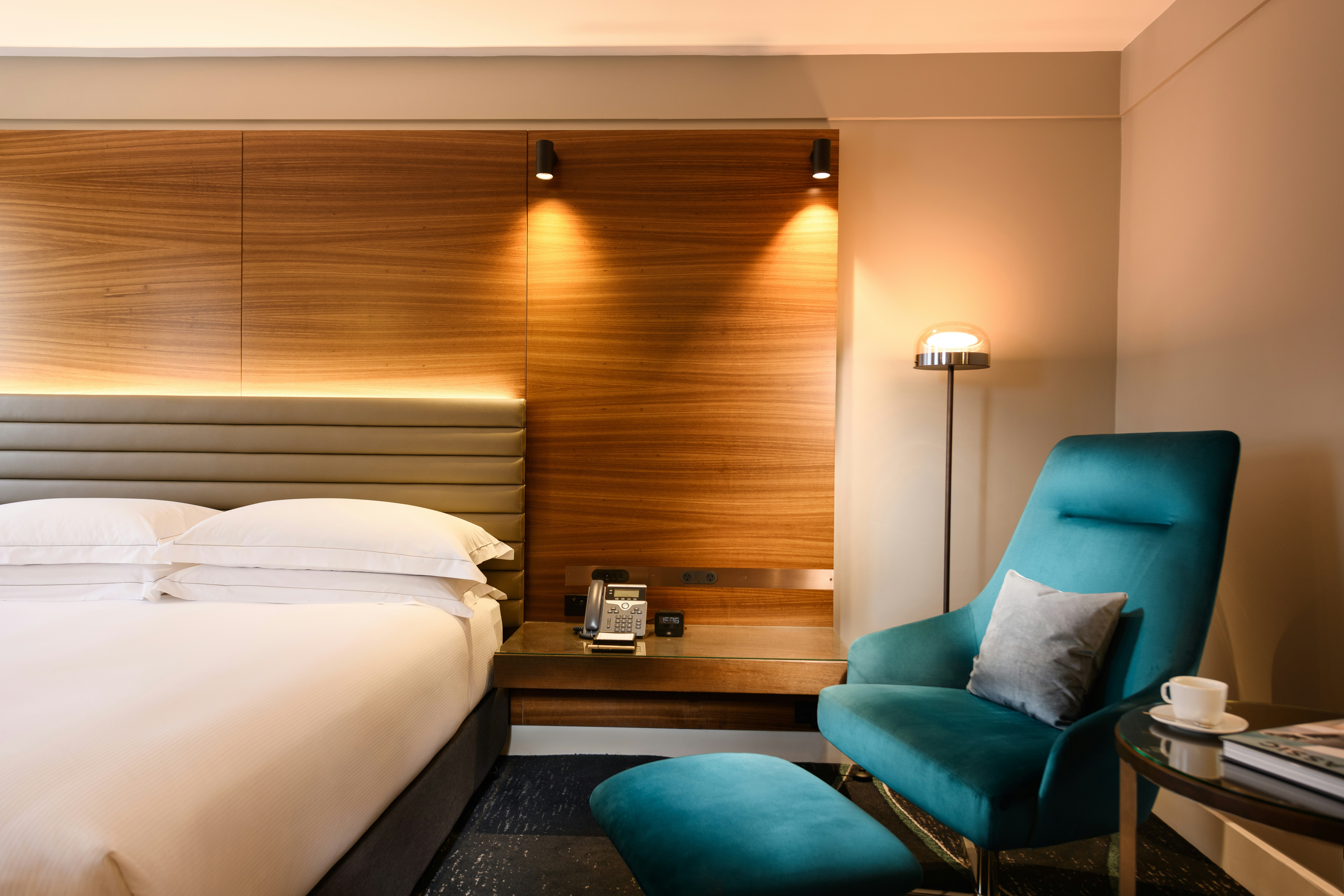 ROOM, KING BED, CORNER