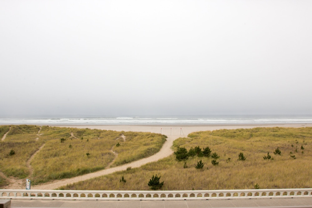 Hi Tide Oceanfront Inn 41/52