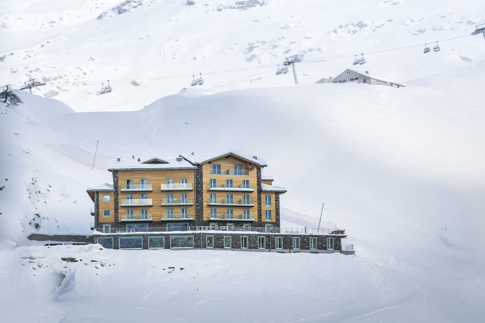 White Angel Hotel 3/48