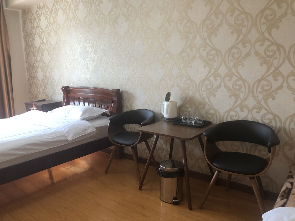 Land Hotel 37/50