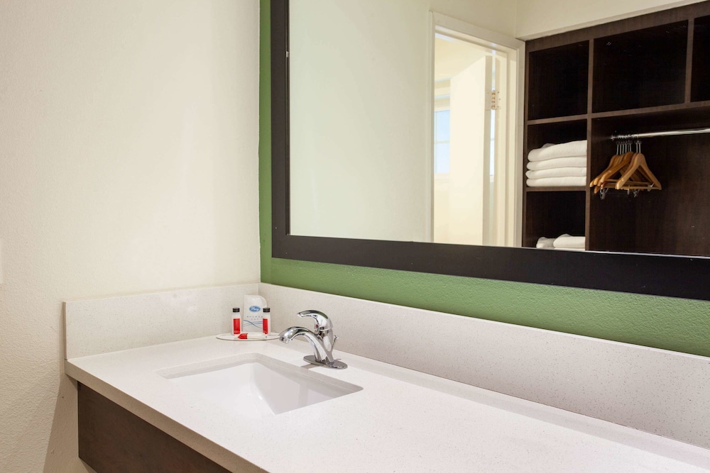 Travelodge Inn & Suites by Wyndham Anaheim on Disneyland Dr 24/31