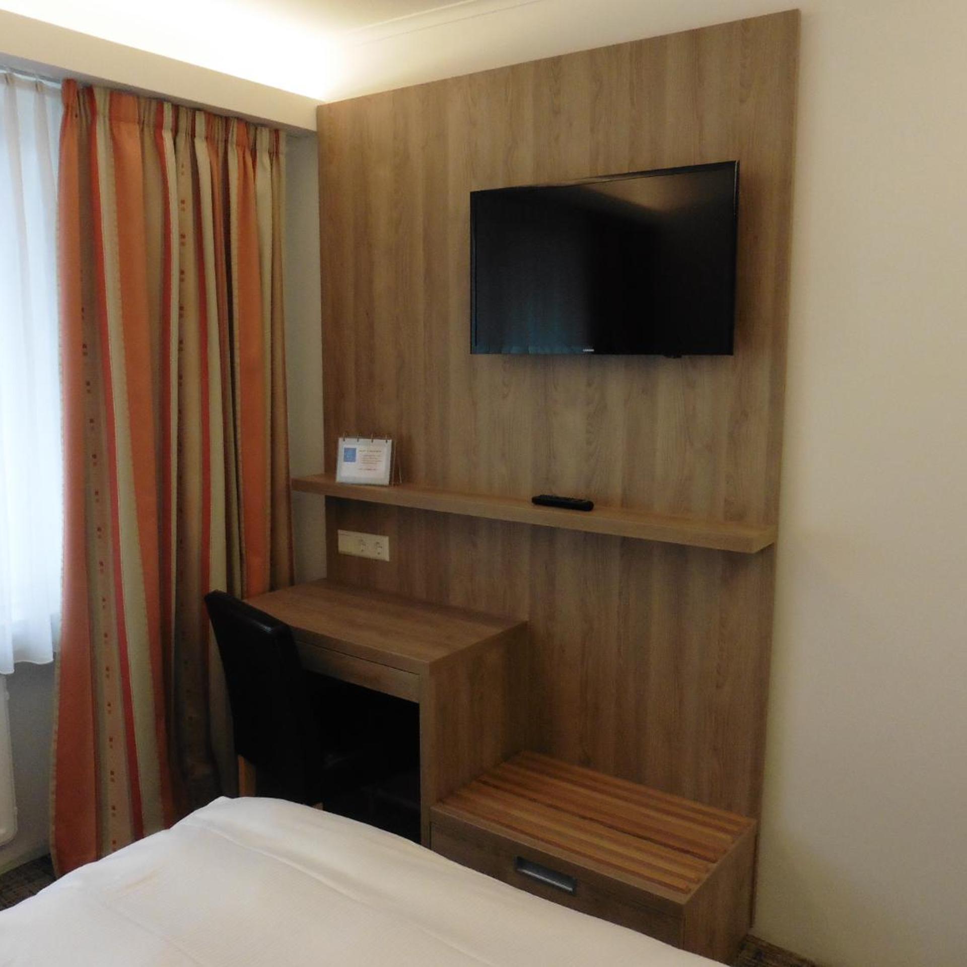 EMPIRE HOTEL 41/55