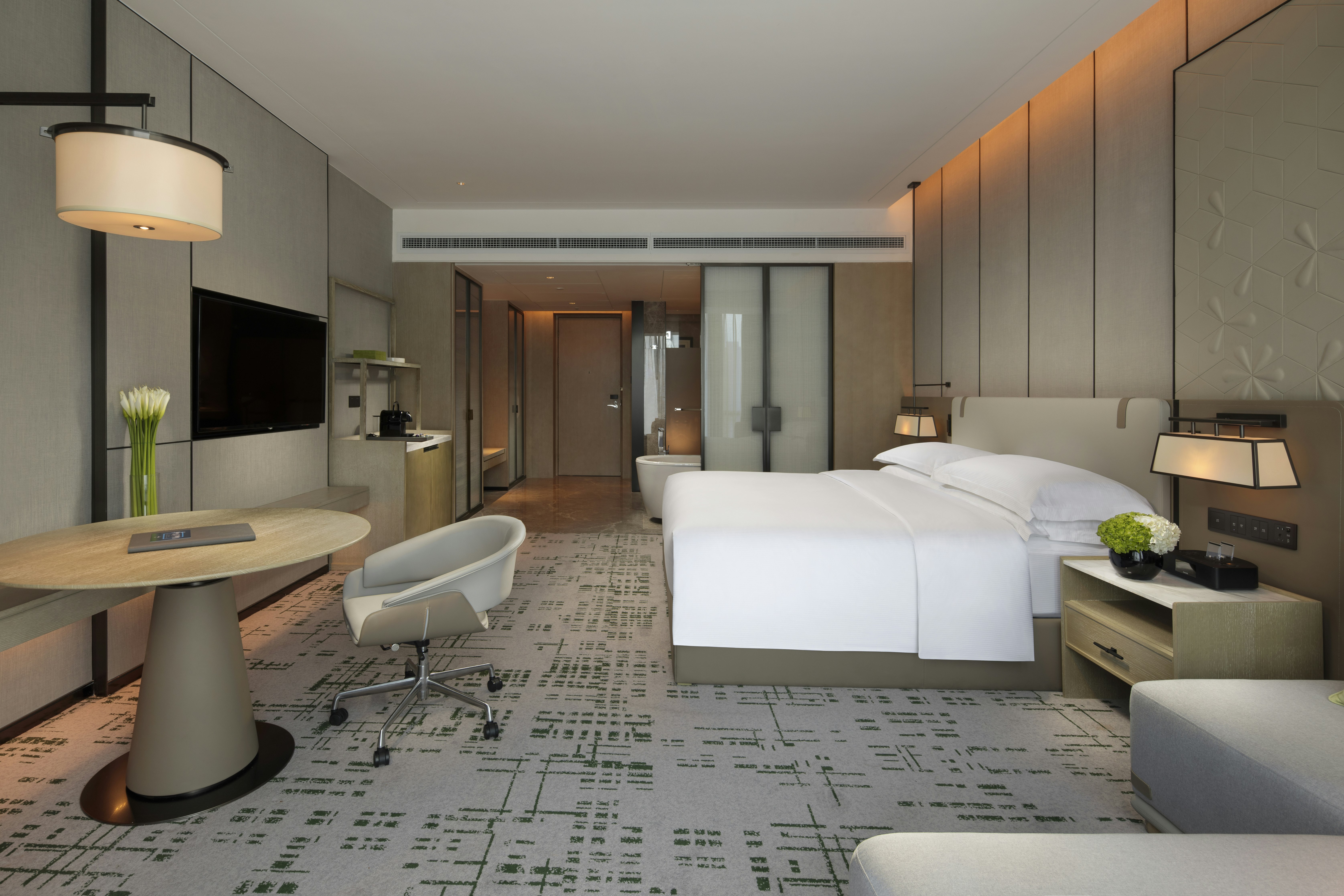 EXECUTIVE, KING BED