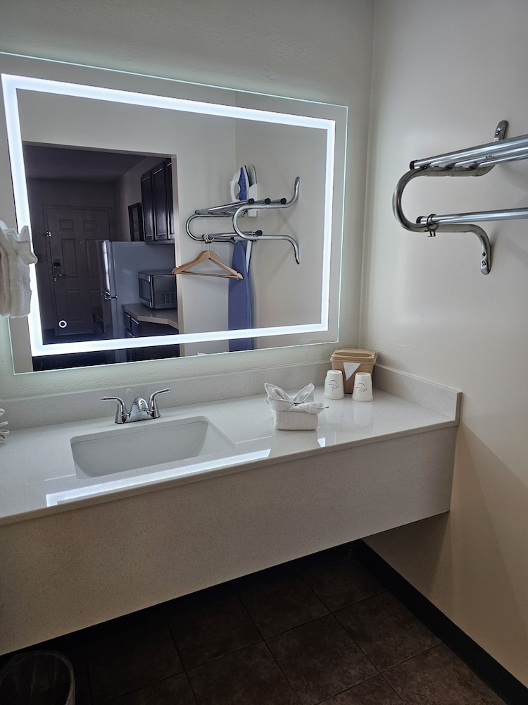 Bluegrass Extended Stay Hotel 54/57