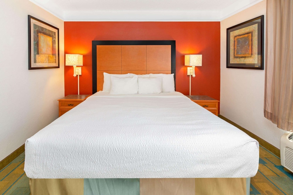 La Quinta Inn & Suites by Wyndham USF (Near Busch Gardens) 19/54