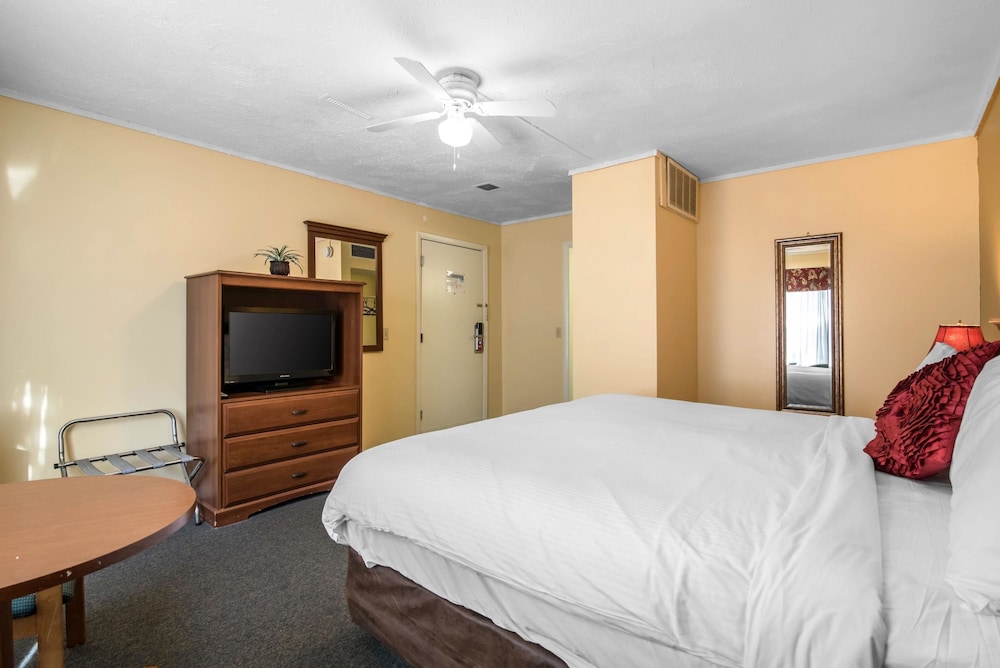 Econo Lodge Inn & Suites Tilton 24/38