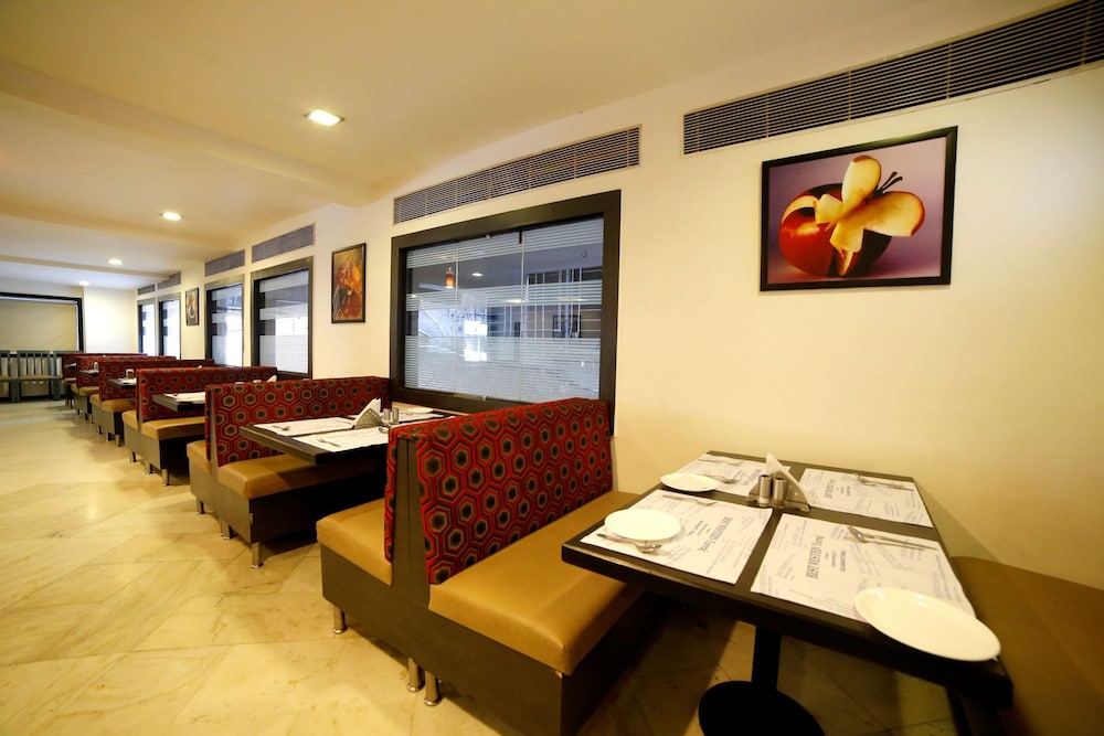 Click Hotel Yuvraj 30/46