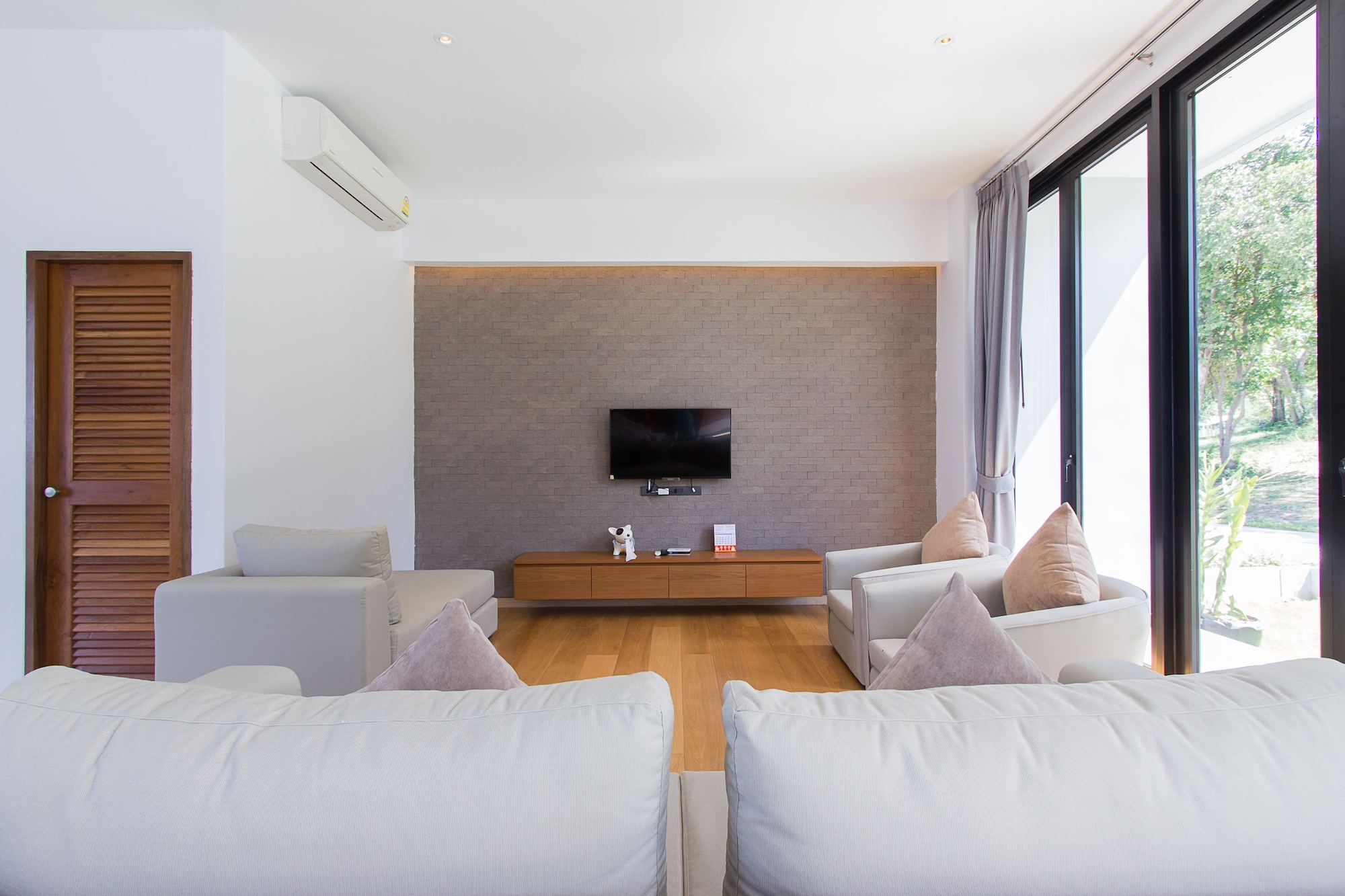3 BEDROOMS, POOL, VILLA, BEACH FRONT