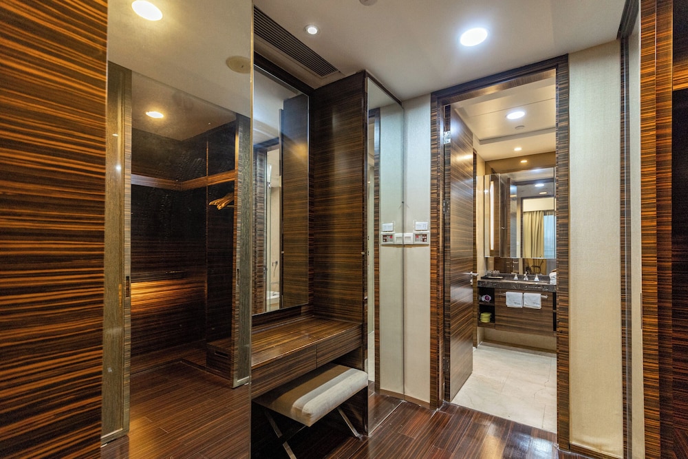Xingyi International Hotel Poly Store 39/70