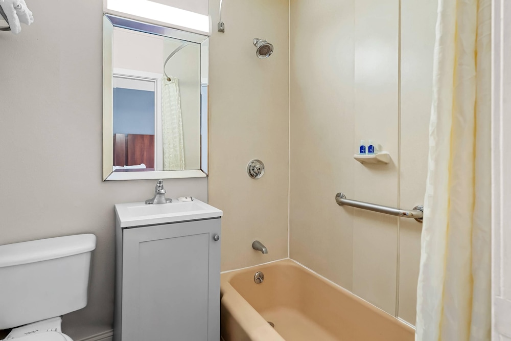 Rodeway Inn Somerset MA 55/57