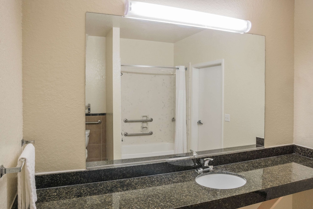 غرفة بسريرين كوين لذوي الإعاقة، Super 8 By Wyndham Brookshire Tx 5/6