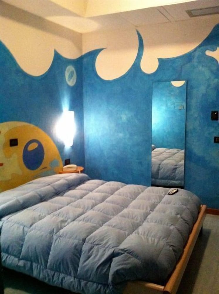 ROOM, DOUBLE OR TWIN BED