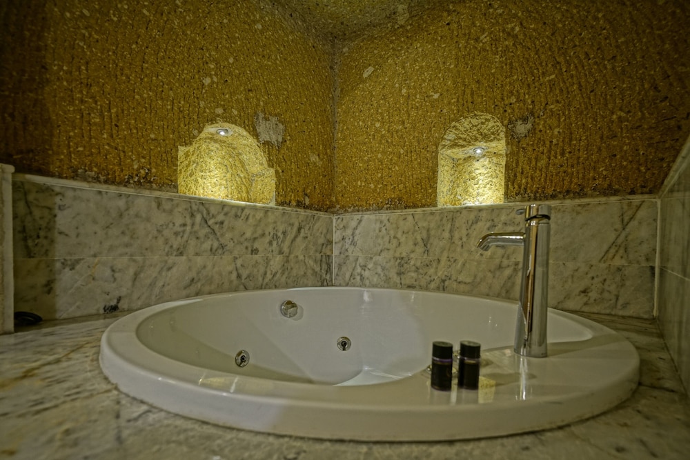 Holiday Cave Hotel 50/81