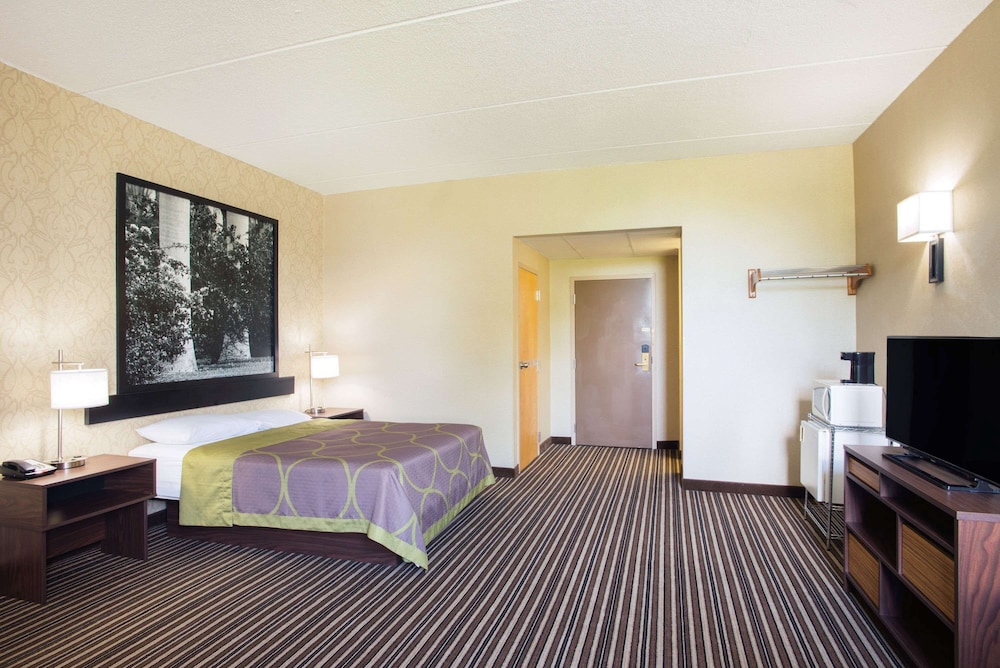 Super 8 by Wyndham Plattsburgh 10/38