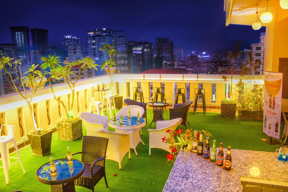 The Mou Hotel 39/41