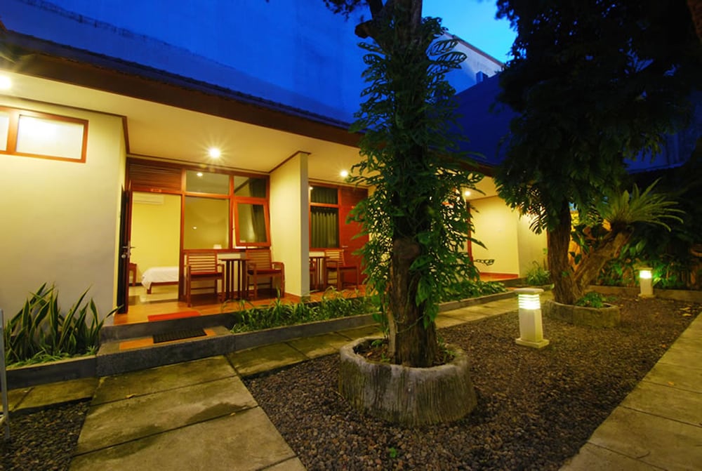 YULIA BEACH INN 56/67