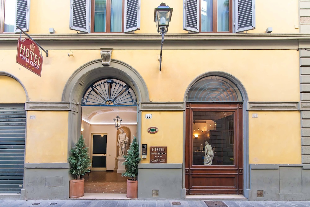 Hotel Porta Faenza 3/87