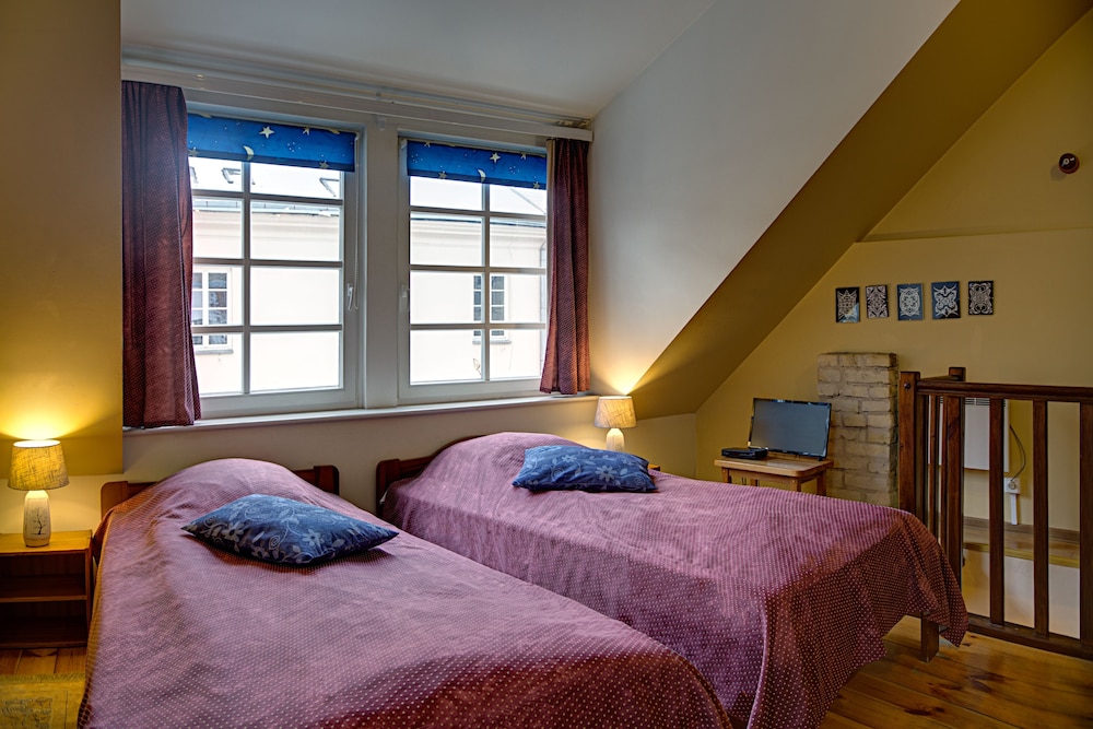 ROOM, TRIPLE, PRIVATE BATHROOM