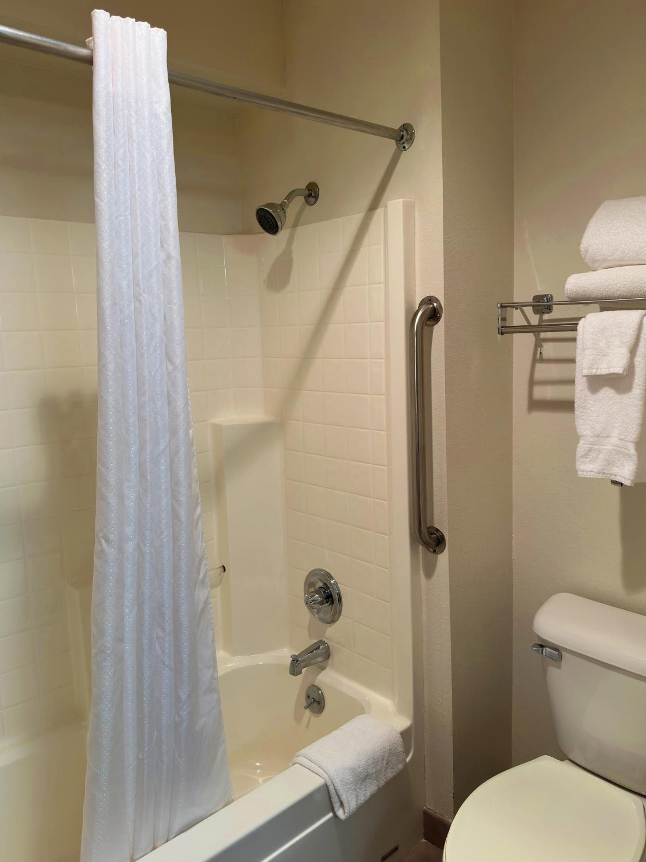 Room, 2 Queen Beds, Peppermill Empress Inn 5/9