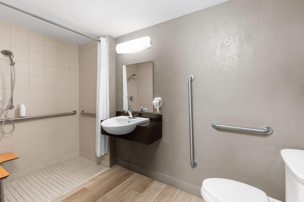 Days Inn by Wyndham Charleston WV 28/33