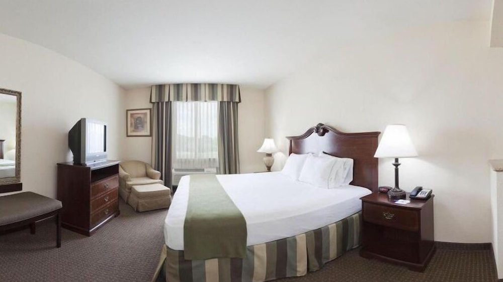 Holiday Inn Express and Suites Woodward Hwy 270 18/46