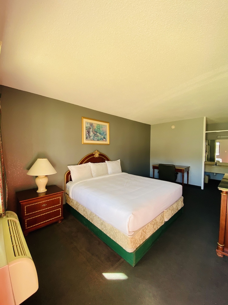 Travelers Place Inn & Suites 37/73