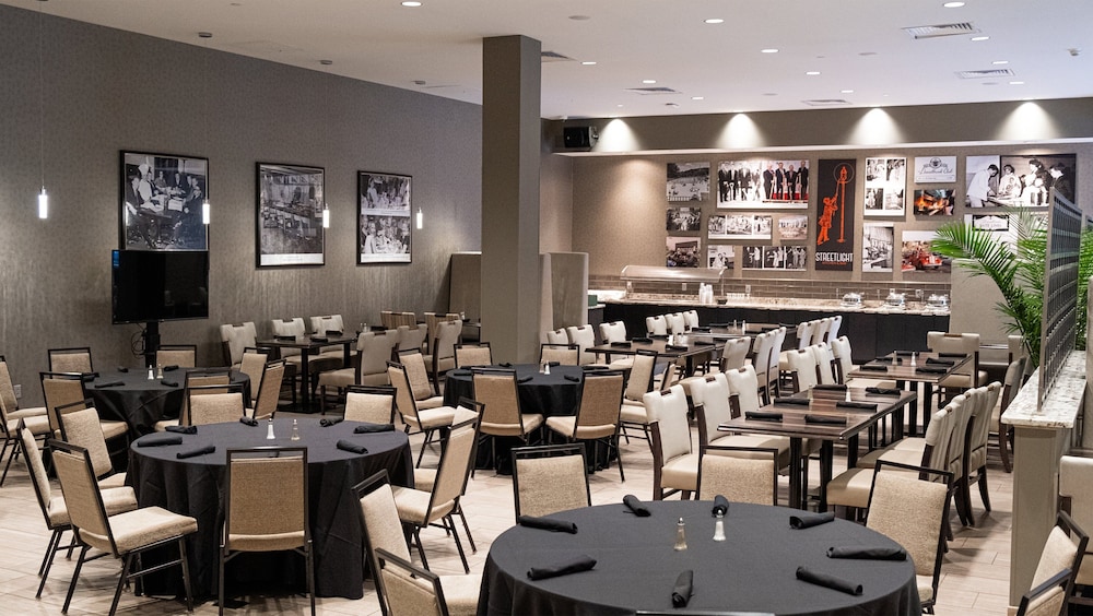 Holiday Inn And Suites Philadelphia W Drexel Hill 35/50