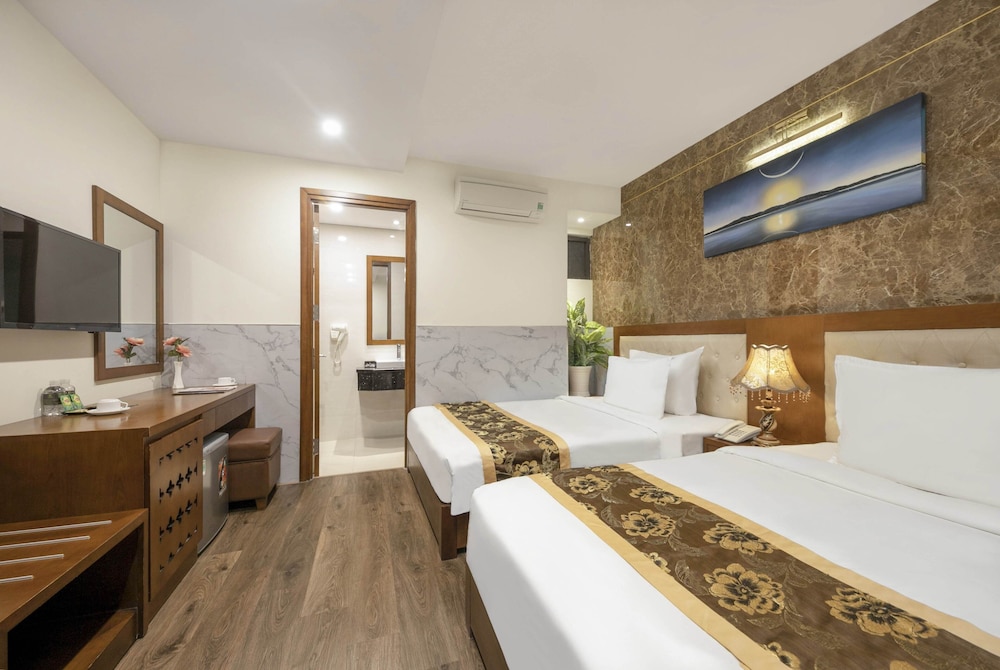 Delicate Hotel 35/72
