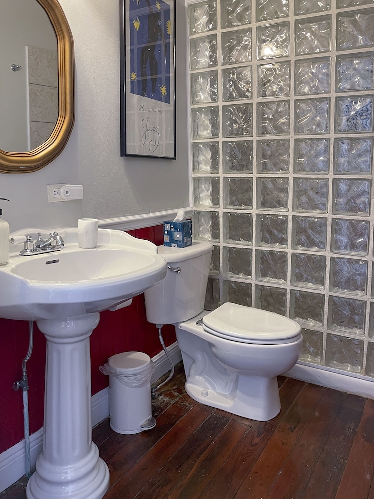 1 BEDROOM, JUNIOR, STUDIO