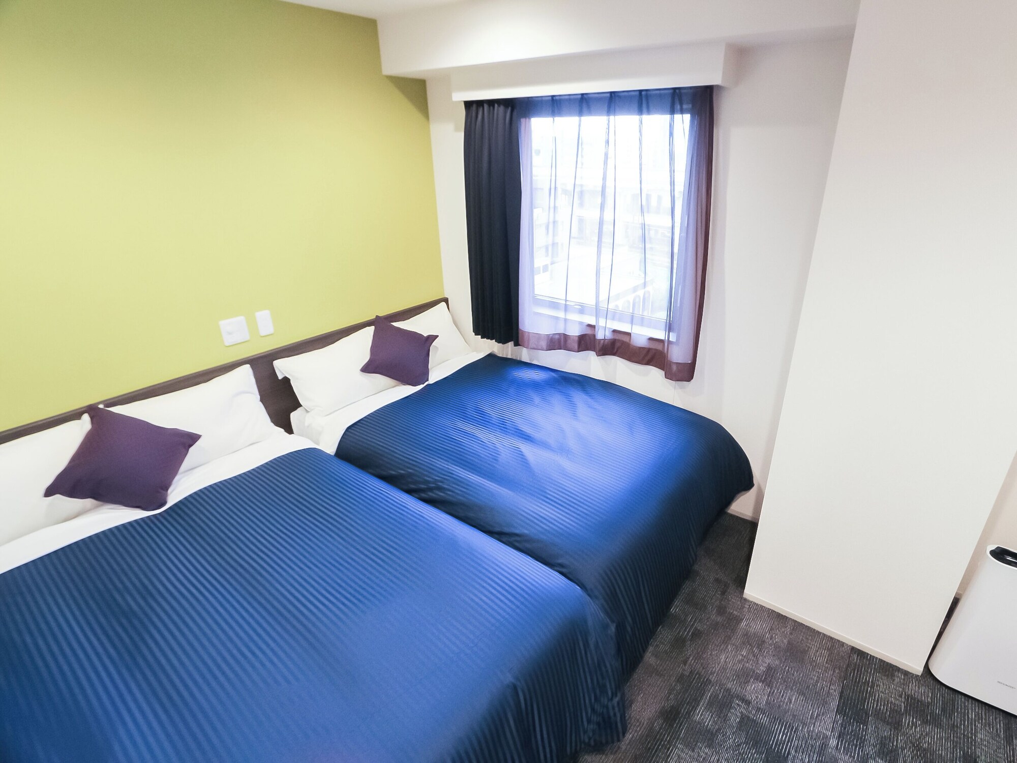 ROOM, TWIN BEDS