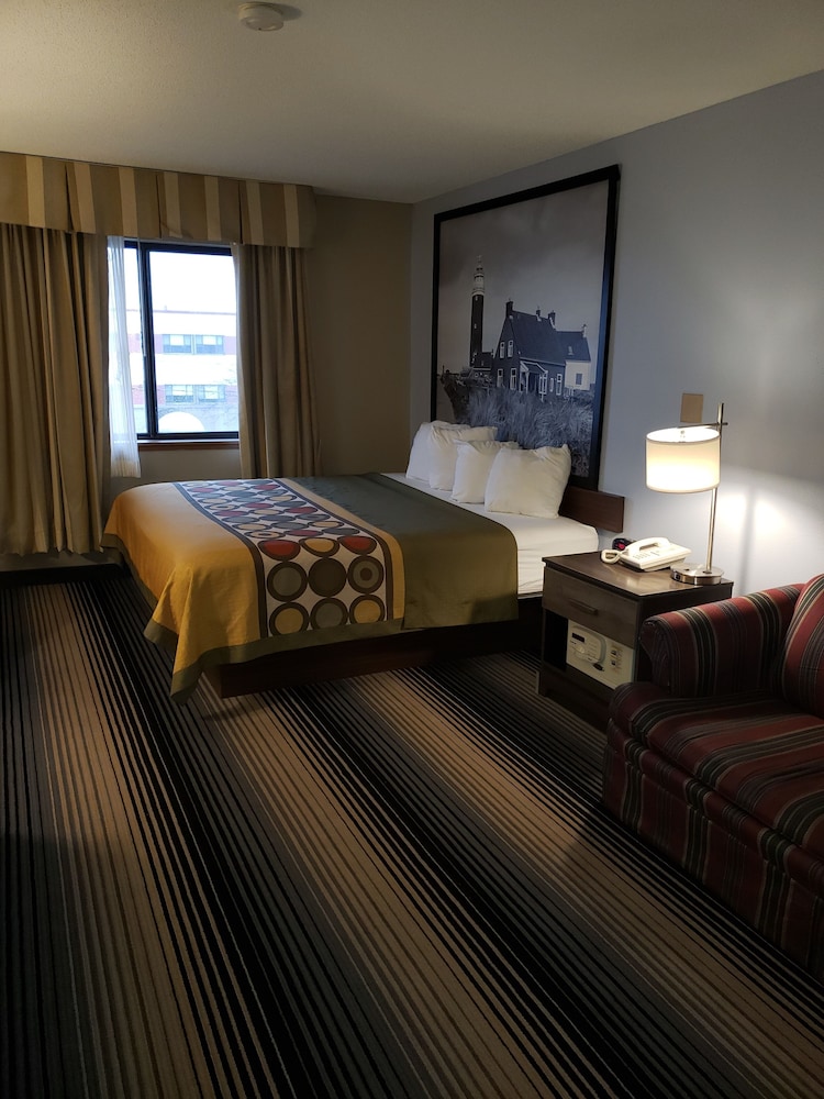 Super 8 By Wyndham Milwaukee Airport 14/57