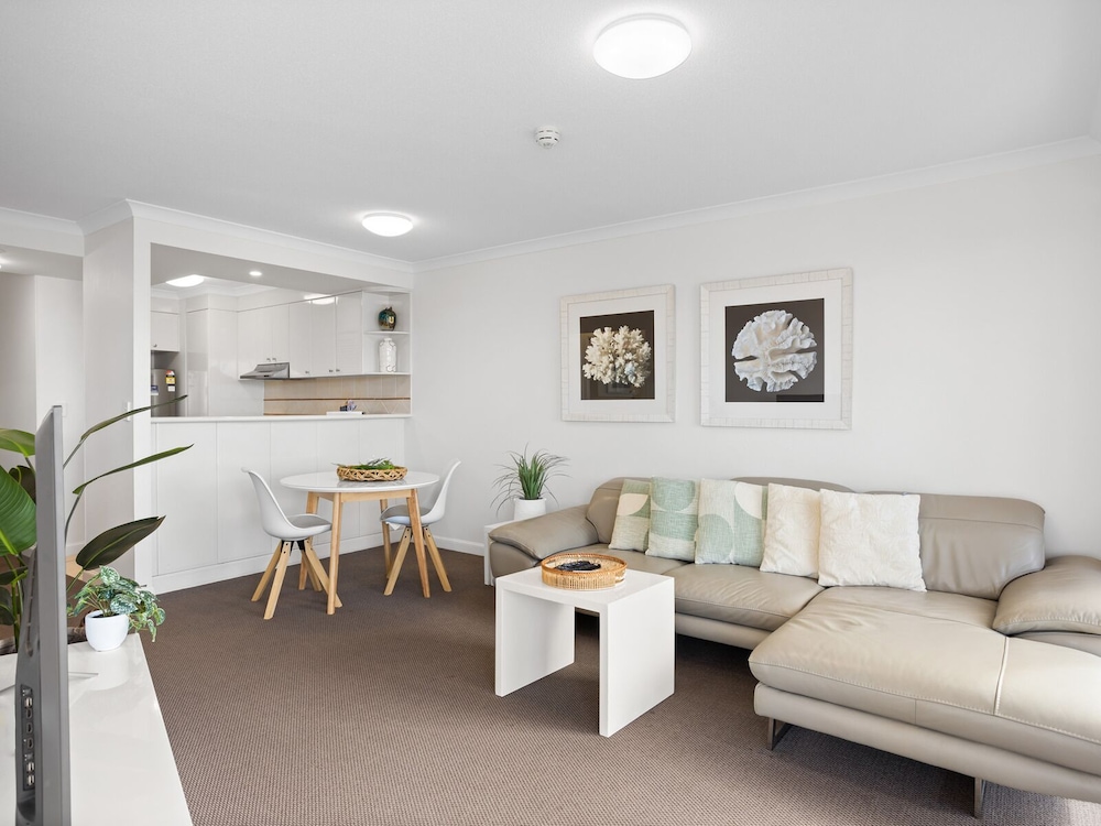 ULTIQA Burleigh Mediterranean Resort 46/65